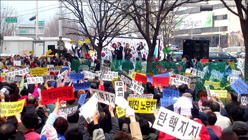 21일 광화문에서 '노 대통령 탄핵 지지 궐기대회'가 벌어졌다. 